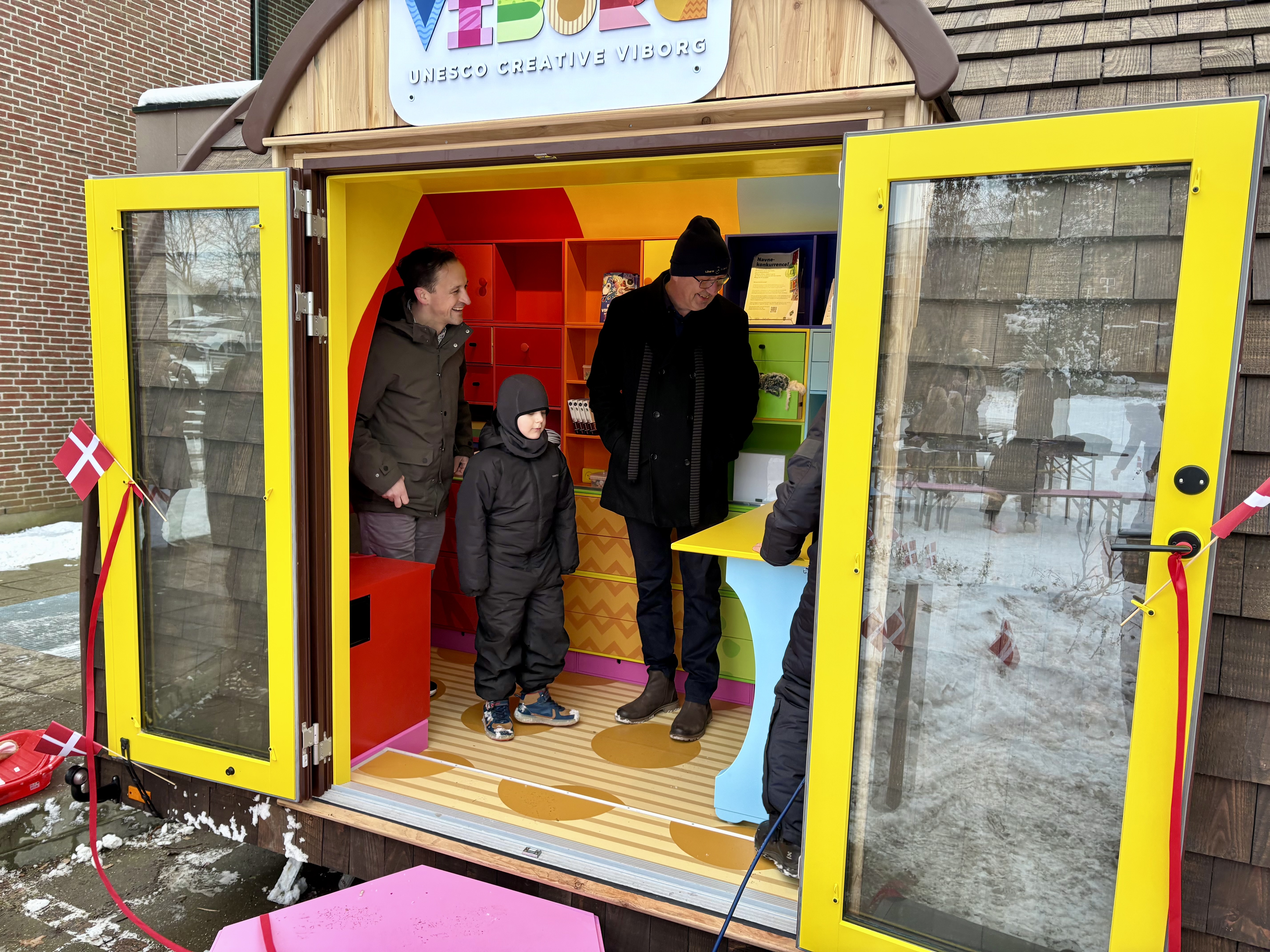 Mads Panny (S), formand for Kultur- og Fritidsudvalget, og Lars Mogensen (I), formand for Klima-, Miljø- og Naturudvalget, inspicerer aktivitetshuset under indvielsen. Foto: Viborg Kommune.