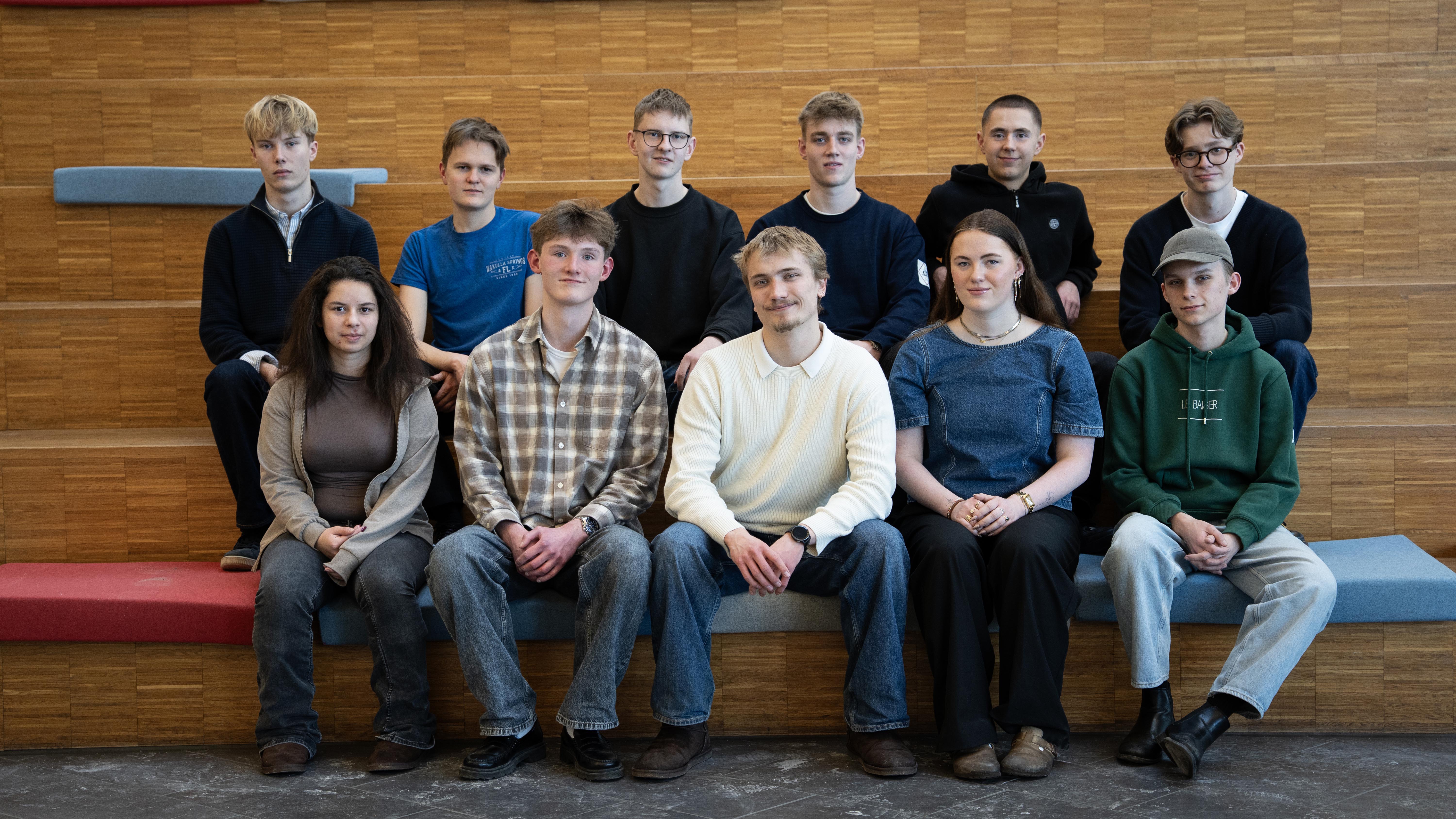 Viborg Ungebyråd 2026 / Øverst fra venstre: Asger Lundsgaard Fleng, Theodor Hansen, Laurits Refstrup Richtendorff, Jeppe Goul Jensen, Magnus Kienke Ruby, Ludvik Bjørkum / Nederst fra venstre: Maria Nielsen, Magnus Vorre, Sejr Refsgaard Knudsen, Maja Madsen, Christian Emil Hansen / Mangler på billedet: Benjamin Vad, Mathias Alfred Bjerglund, Tobias Frandsen og Marcus Bredahl-Bowen / Foto: Irene Morberg Skovengaard, Viborg Kommune