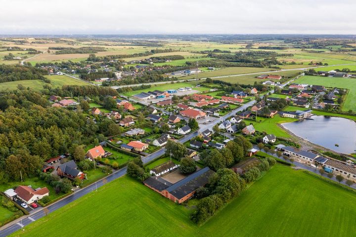 De 12 nye grunde, der er sat til salg i Bjerregrav, er en del af en større indsats for at styrke bosætningen i hele kommunen.