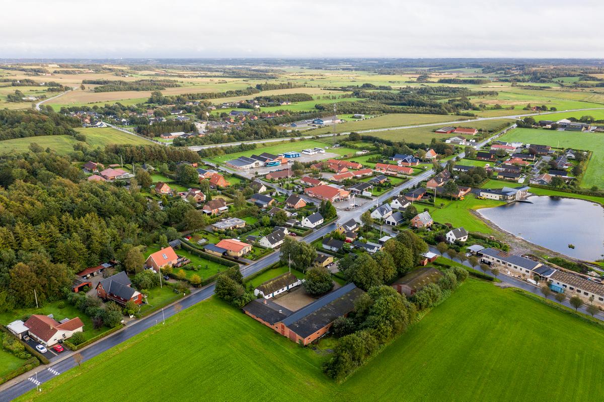 De 12 nye grunde, der er sat til salg i Bjerregrav, er en del af en større indsats for at styrke bosætningen i hele kommunen.