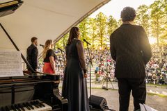 Koncerterne er gratis og begynder begge kl. 16, og de varer cirka halvanden time. Arrangørerne anbefaler, at publikum møder op i god tid.