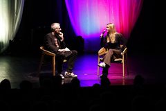 Sportschef hos Viborg Idrætsråd, Morten Erfurth, interviewer padeltalentet, Cecilie Haslund, på Viborg Teaters scene i forbindelse med Ung Sportsmester 2025 / Foto: Johnny Pedersen