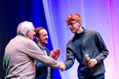 VolleyballspillerenThor Dalsgård lykønskes på scenen af formand for Viborg Idrætsråd, Preben Jensen, og formand for Kultur og Fritidsudvalget, Mads Panny / Foto: Johnny Pedersen