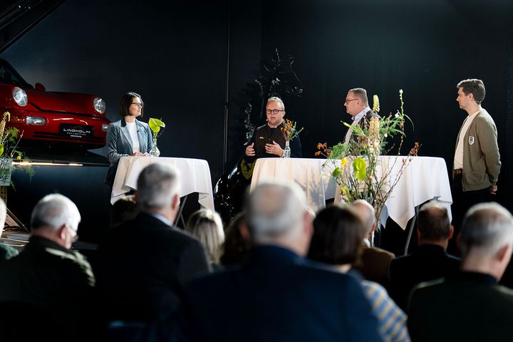 Hver en stol var optaget hos Lindholm Collection, da Viborg Kommune havde inviteret til erhvervstopmøde med ambition om at tage konkrete skridt, der kan gøre kommunen til en endnu stærkere erhvervskommune. Foto: Niels Åge Skovbo.