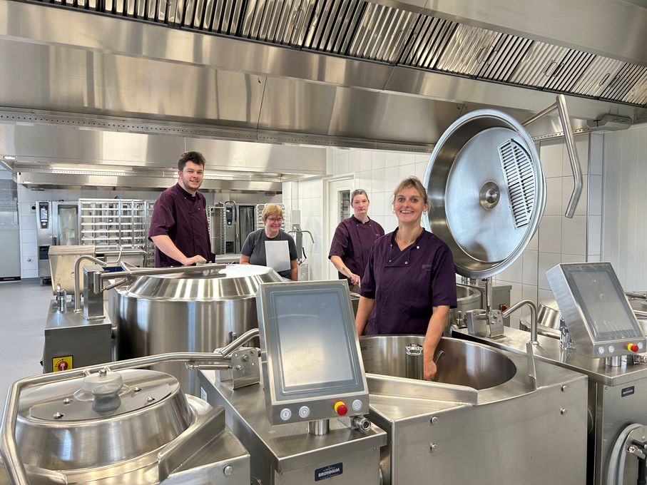 Madservice Viborg indviede i november 2025 et nyt, topmoderne produktionskøkken til ca. 50 mio. kr. Her producerer de ansatte hver dag mad til ca. 1.200 borgere. / Foto: Vivi Sjøner, Viborg Kommune