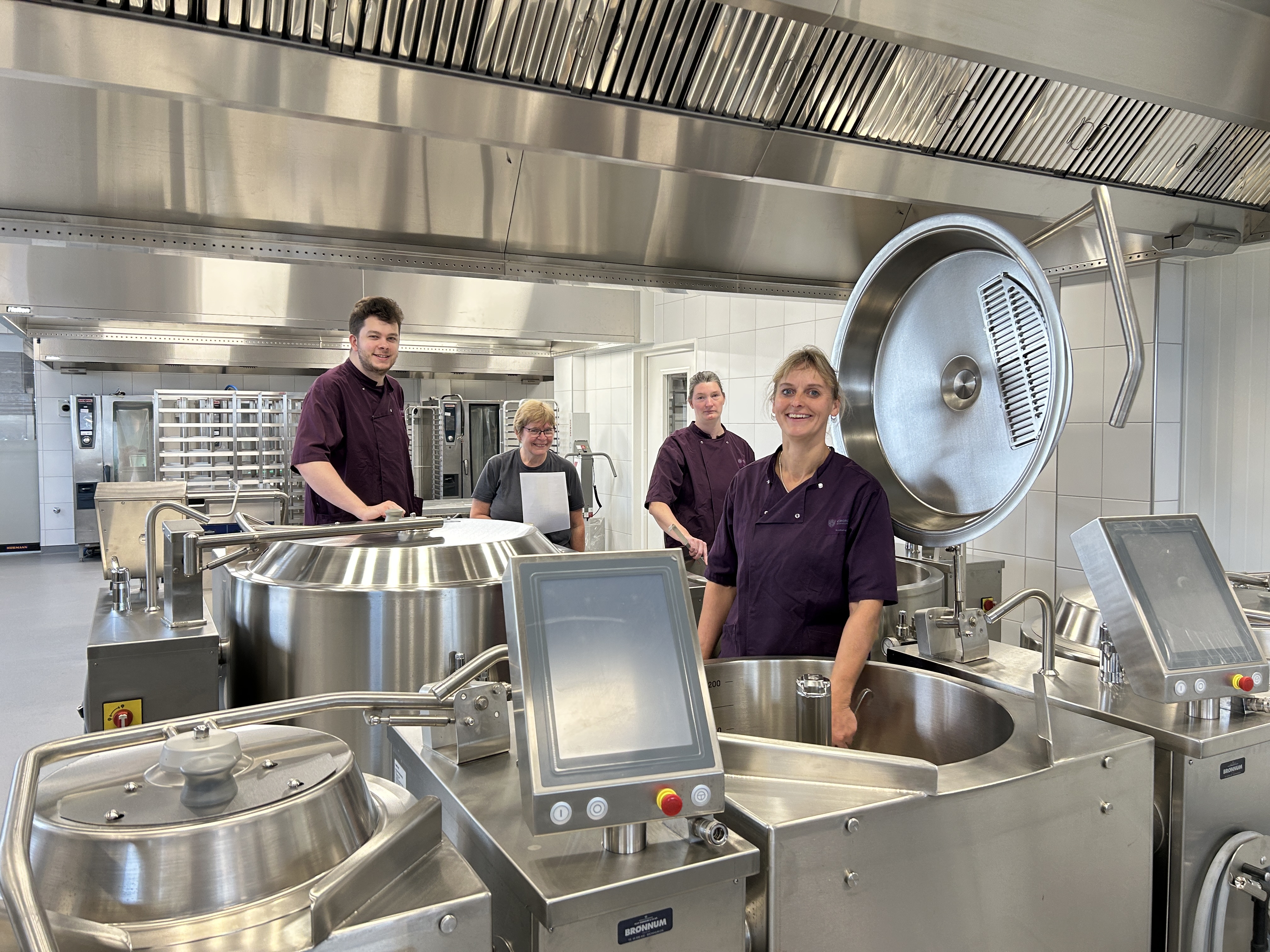 Madservice Viborg indviede i november 2025 et nyt, topmoderne produktionskøkken til ca. 50 mio. kr. Her producerer de ansatte hver dag mad til ca. 1.200 borgere. / Foto: Vivi Sjøner, Viborg Kommune