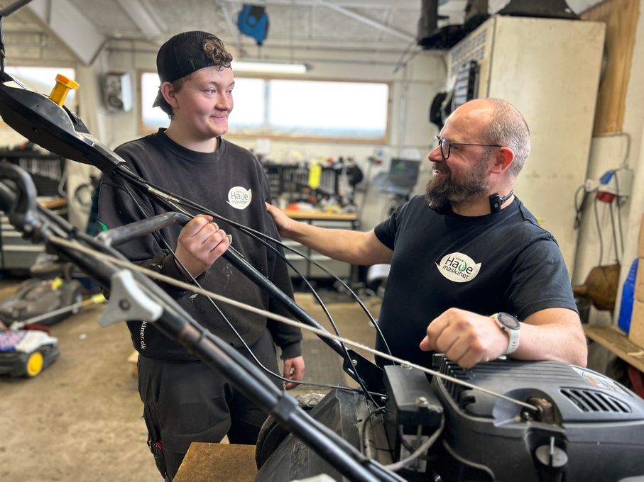 Karl Astrup Bitsch og hans mester Henrik Bøgebjerg fra Viborg Havemaskiner kan varmt anbefale juniormesterlæren.