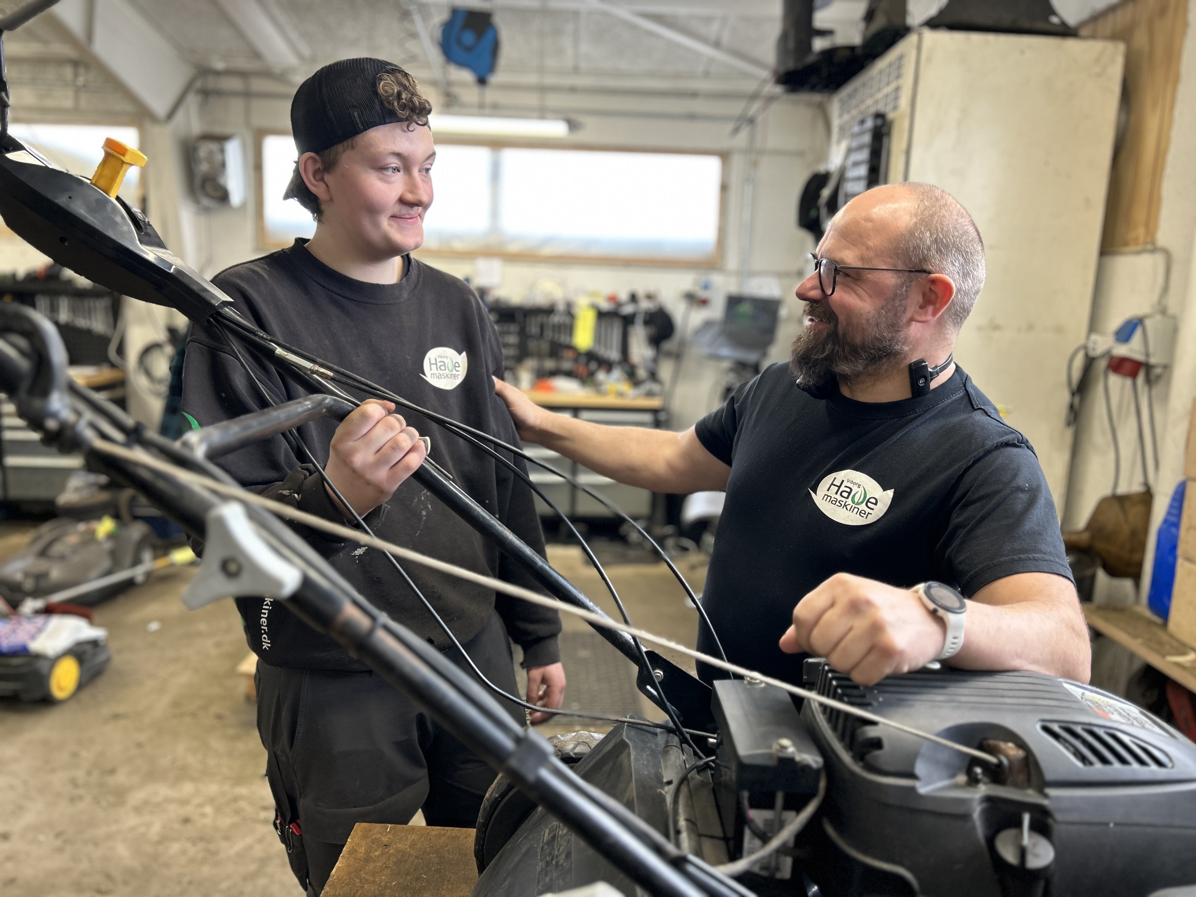 Karl Astrup Bitsch og hans mester Henrik Bøgebjerg fra Viborg Havemaskiner kan varmt anbefale juniormesterlæren.