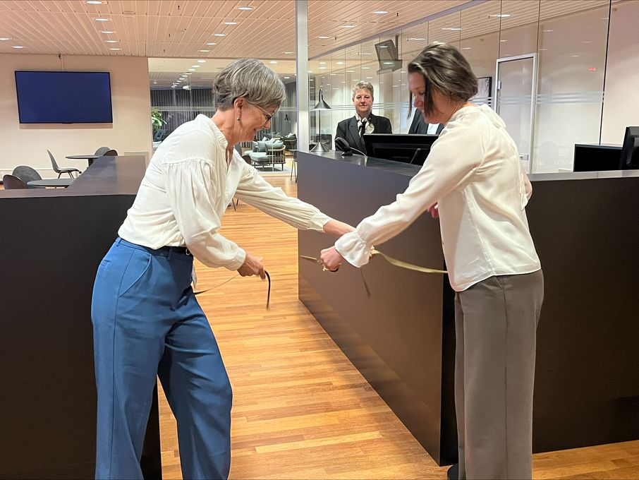 Dorte West, borgmester i Herning Kommune, og Katrine Fusager Rohde, borgmester i Viborg Kommune, havde æren af at indvie flyruten Karup-København. Foto: Lise Blom Thuesen.