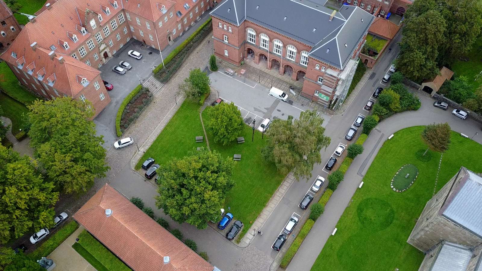 Tre entreprenører blev udvalgt til at give pris på renovering af det historiske domkirkekvarter. Det blev entreprenør Kaj Bech A/S, der tilbød laveste pris. Foto: Jesper Aagaard/Earvox.