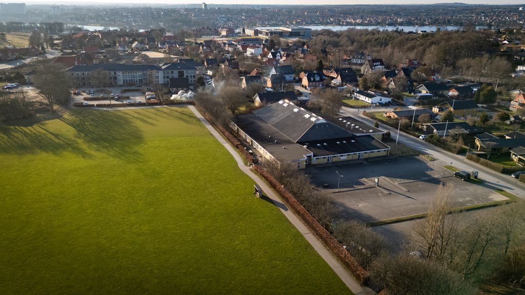 Den samlede ejendom kan udvikles til en blanding af tæt-lav bebyggelse i to etager og etageboliger i op til tre etager. Foto: Jesper Aagaard/Earvox.