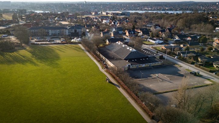 Den samlede ejendom kan udvikles til en blanding af tæt-lav bebyggelse i to etager og etageboliger i op til tre etager. Foto: Jesper Aagaard/Earvox.