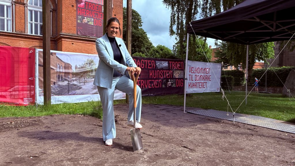 Borgmesteren er klar til første spadestik foran Det Gamle Rådhus. Foto: Viborg Kommune.