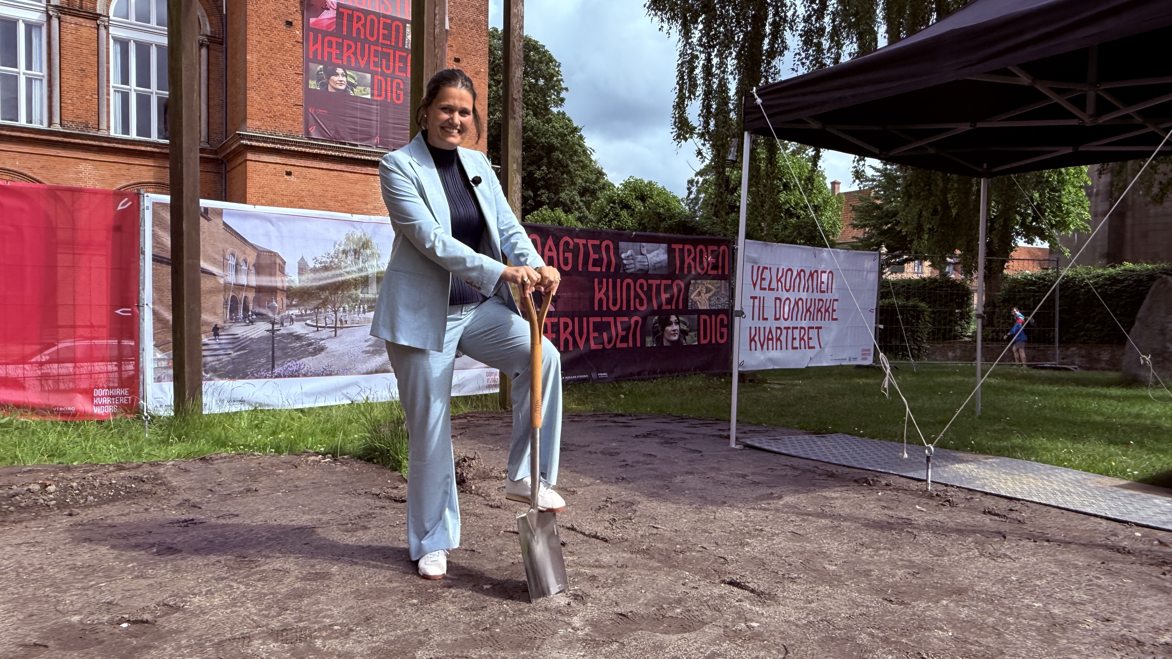 Borgmesteren er klar til første spadestik foran Det Gamle Rådhus. Foto: Viborg Kommune.