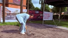 Det historiske første spadestik tages i jorden på Stænderpladsen. Foto: Viborg Kommune.