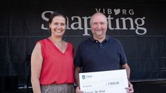 Borgmester Katrine Fusager Rohde sammen med repræsentant fra Låstrup - Nr. RInd: Årets Længdespringer ogvinder af Lokaldysten 2026 / Foto: Viborg Kommune