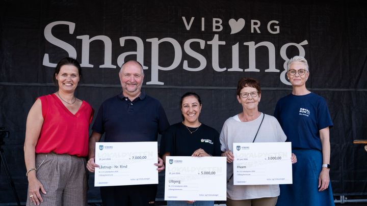 Borgmester Katrine Fusager Rohde (tv) ses her med repræsentanter fra de tre vinderbyer samt projektleder for ”Arven efter Royal Run Viborg”, Pia Viller Arendt. / Foto: Viborg Kommune