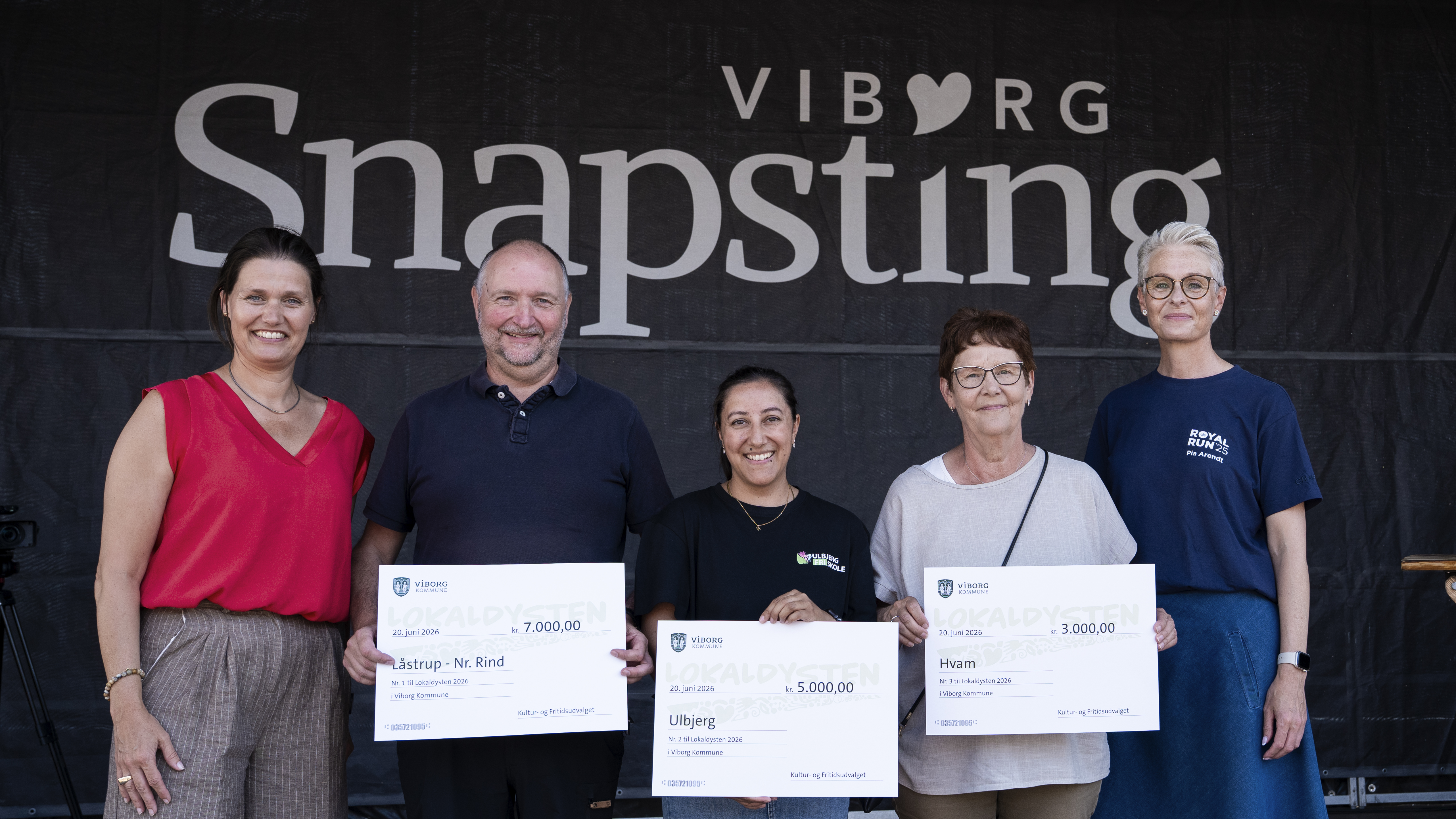 Borgmester Katrine Fusager Rohde (tv) ses her med repræsentanter fra de tre vinderbyer samt projektleder for ”Arven efter Royal Run Viborg”, Pia Viller Arendt. / Foto: Viborg Kommune