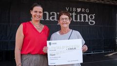 Borgmester Katrine Fusager Rohde sammen med repræsentant fra Hvam - Nr. 3 i Lokaldysten 2026 / Foto: Viborg Kommune