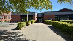 Møllehøjskolen i Bruunshåb er bygget til 14 klasse - to klasser per årgang til og med 6. klasse.