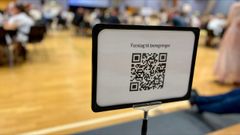 Billedet viser et skilt med en QR-kode.