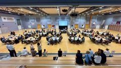 Totalbillede oppefra inde i hallen, så man på billedet kan se alle bordene.