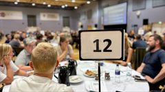 Foto med fokus på bordnummer 12 og i baggrunden anes mennesker