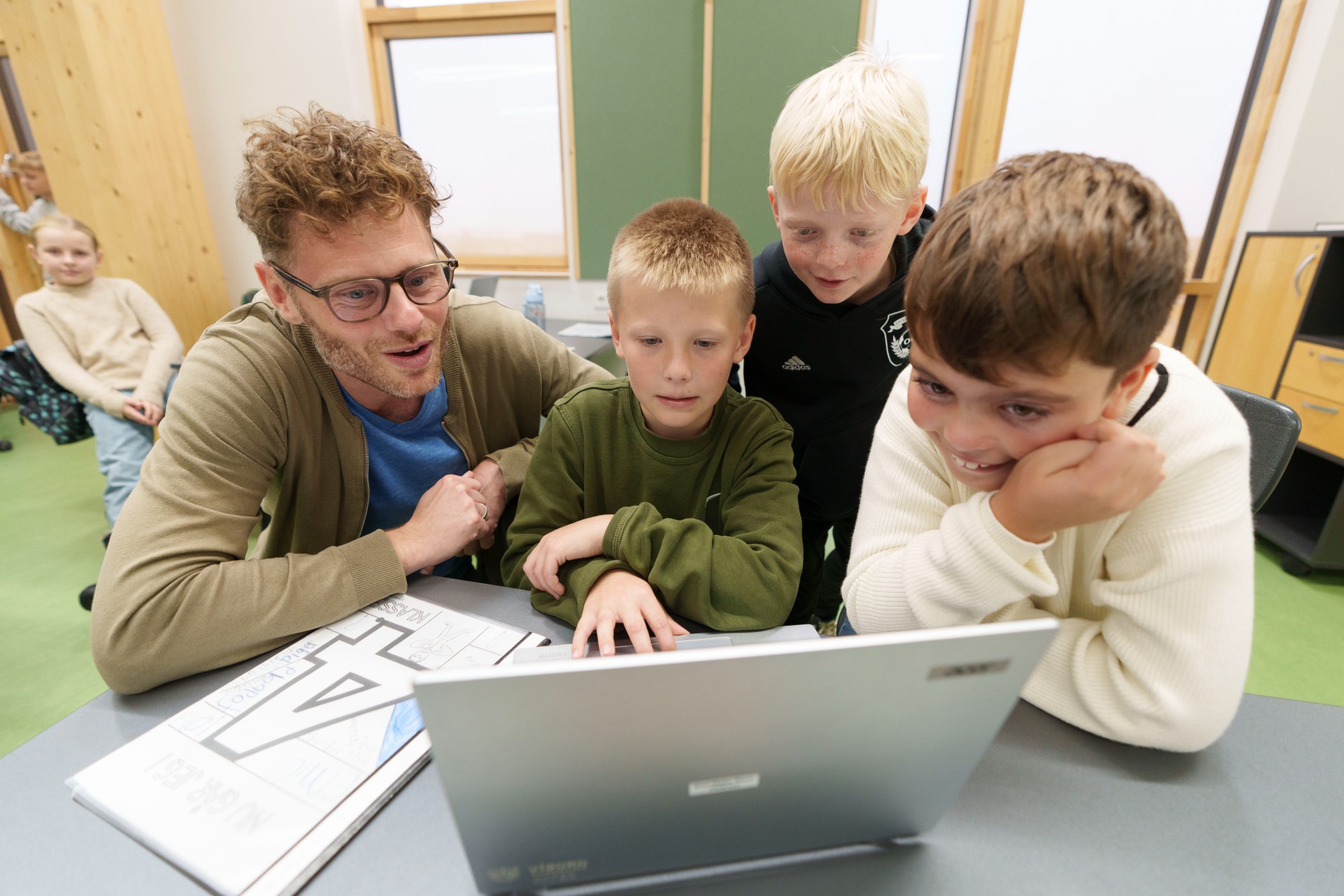 Skolebørn ved pc