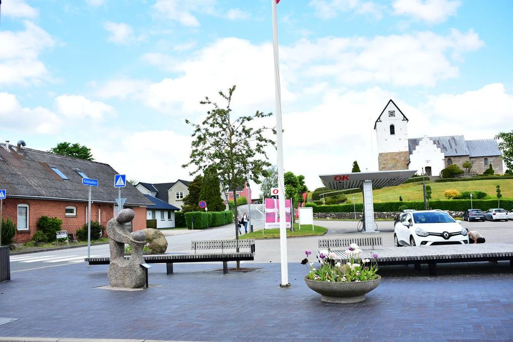 I 2021 blev områdefornyelsen i Klejtrup indviet. Og lige nu kan alle borgerforeninger i kommunen beskrive, hvorfor netop deres landsby eller lokalområde skal komme i betragtning til en områdefornyelse. Foto: Olga Grigorenko.