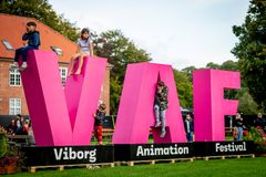 Udover kreative workshops, shows og filmvisninger rykker lokale madleverandører også ind på Paradepladsen med mad, snacks og drikkevarer, så det er muligt at gøre besøget til en familieudflugt.