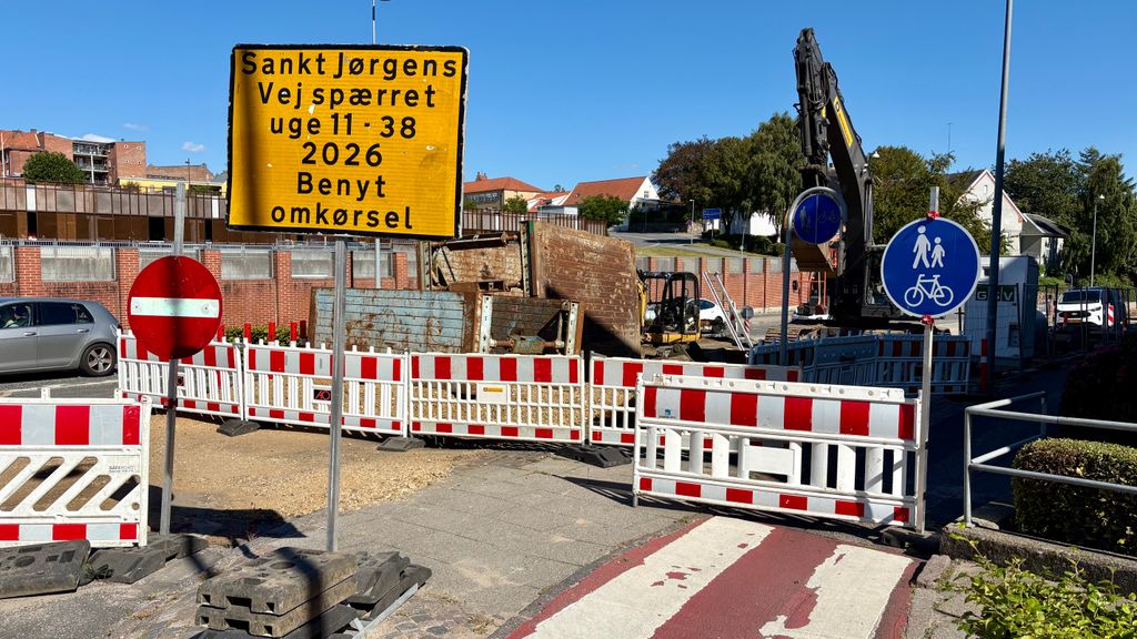 Sct. Jørgens Vej er i øjeblikket spærret i den ene retning, mens der laves en større regnvandsledning af Energi Viborg. Det er et godt eksempel på, hvordan det kan blive nødvendigt med en vejspærring, når vi passer på vores infrastruktur. Foto: Viborg Kommune.