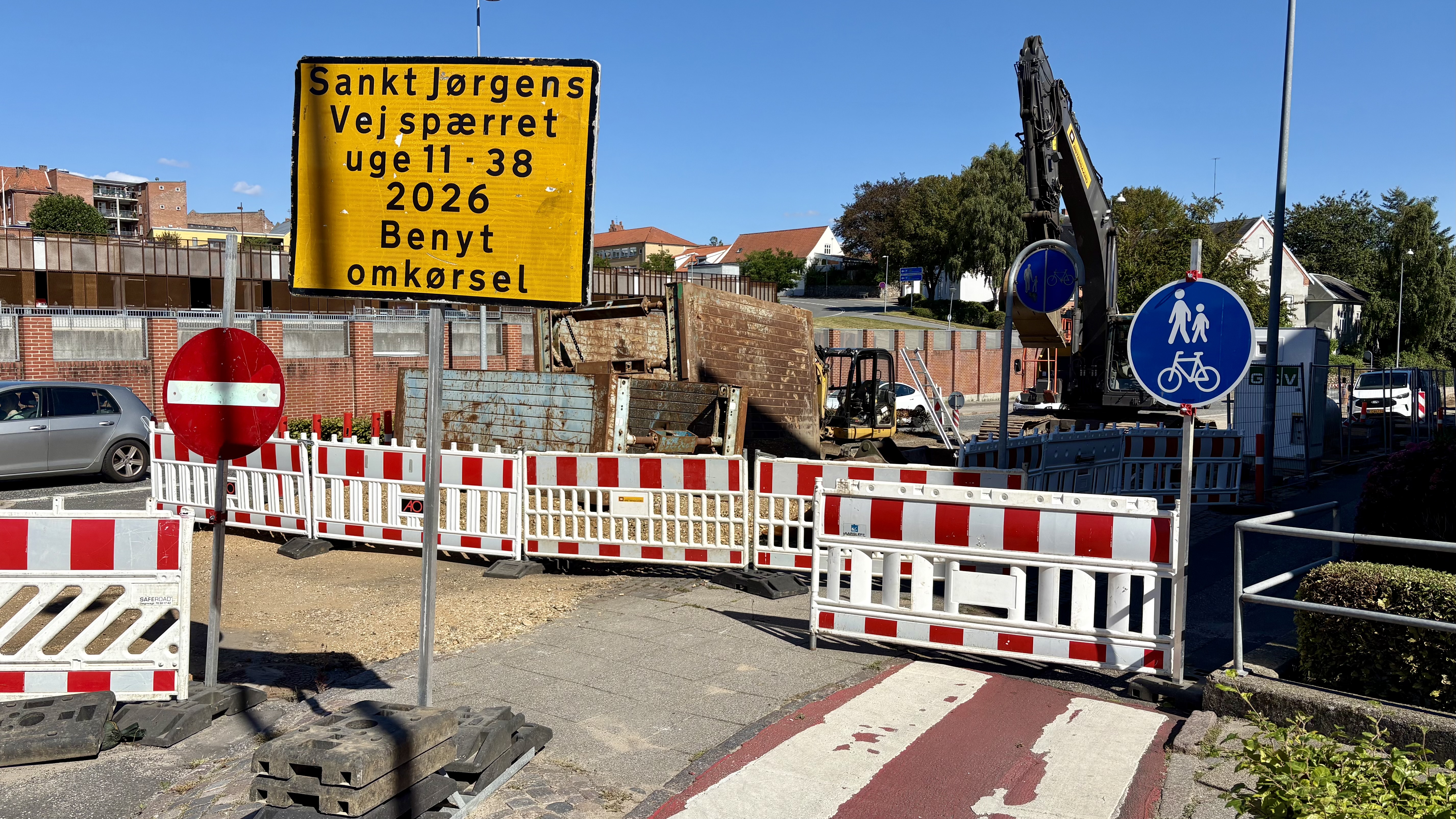 Sct. Jørgens Vej er i øjeblikket spærret i den ene retning, mens der laves en større regnvandsledning af Energi Viborg. Det er et godt eksempel på, hvordan det kan blive nødvendigt med en vejspærring, når vi passer på vores infrastruktur. Foto: Viborg Kommune.