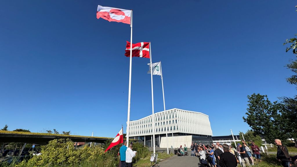 Grønlands flag blev senest hejst foran Viborg Rådhus i forbindelse med den grønlandske nationaldag, den 21. juni i år. / Foto: Viborg Kommune