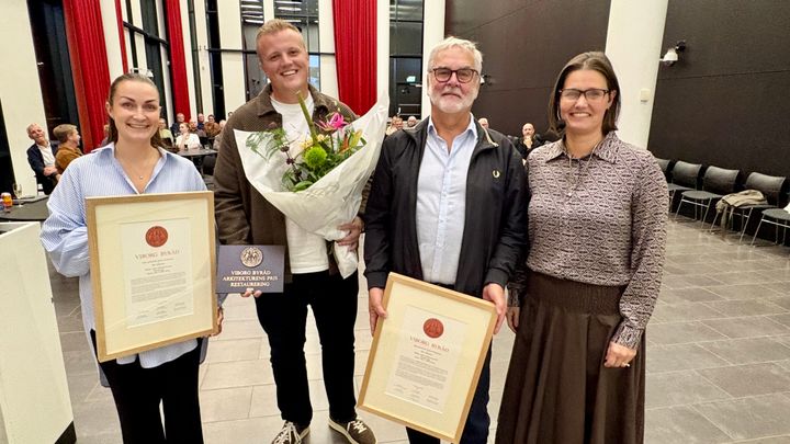 Restaureringen af Kloster Allé 11 vinder Arkitekturens Pris 2026. Bygherrer Sofie og Frederik Vinther Christiansen og arkitekt Andreas Ravn fra MS+ Arkitekter tog imod prisen, som borgmester Katrine Fusager Rohde overrakte. Foto: Viborg Kommune.
