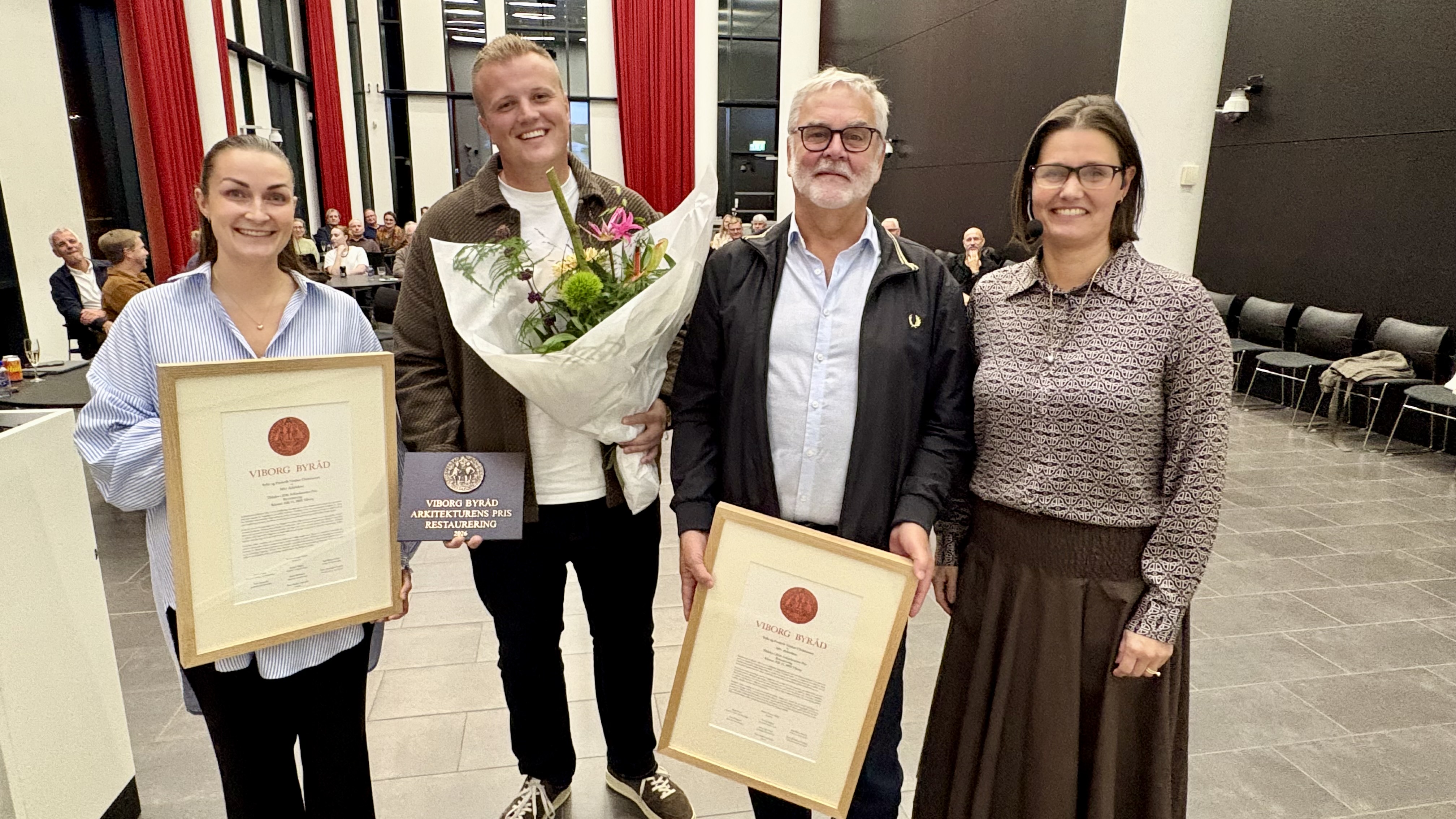 Restaureringen af Kloster Allé 11 vinder Arkitekturens Pris 2026. Bygherrer Sofie og Frederik Vinther Christiansen og arkitekt Andreas Ravn fra MS+ Arkitekter tog imod prisen, som borgmester Katrine Fusager Rohde overrakte. Foto: Viborg Kommune.