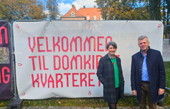 Brian Wiborg fra Viborg Museum og Pernille Rom Bruun fra Skovgaard Museet foran skiltningen til Domkirkekvarteret