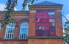 Den prisvindende visuelle identitet for Domkirkekvarteret ses på et banner på Det Gamle Rådhus.