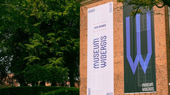 Banner med den prisvindende indentitet hænger på Museum Wibergis facade.