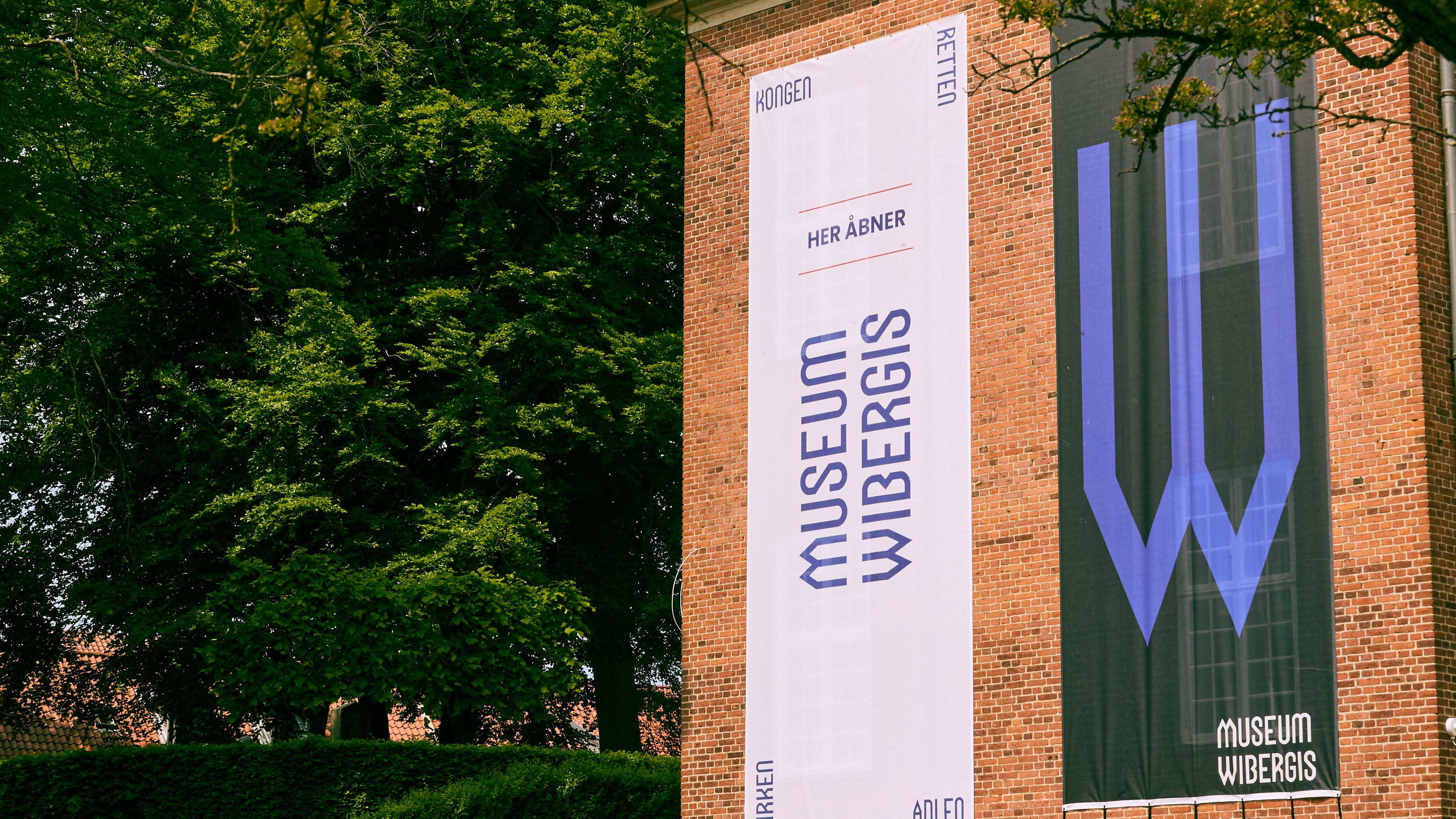 Banner med den prisvindende indentitet hænger på Museum Wibergis facade.
