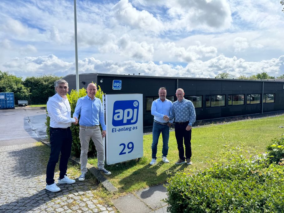 Fra venstre mod højre: Henrik Jacobsen (InstallatørGruppen), Jimmy Cens (APJ El-Anlæg), Peter Tömörkenyi (APJ El-Anlæg), Jesper Leen Jensen (InstallatørGruppen)