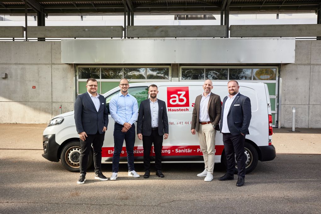 Fra venstre til højre: Valdrin Aliti (ejer-leder a3 Haustech AG), Andreas Weiss (CFO InstallerGroup Schweiz), Flurim Aliti (a3 Haustech AG), Boris Bischoff (CEO InstallerGroup Schweiz), Korab Haliti (a3 Haustech AG).