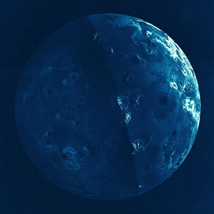 "Jupitershine on Io". Cyanotypi-fortolkning/Cecilia Ömalm & Göran Östlin af original fra NASA/JPL/Caltech/SwRI/MSSS, Emma Wällimäki.