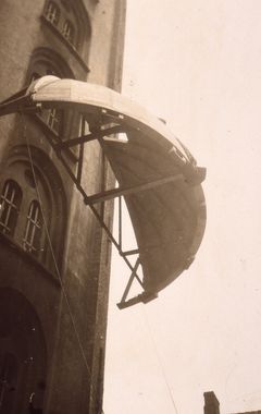 Folkeobservatoriets kuppel hejses op den 21. maj, 1929.