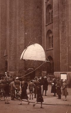 Folkeobservatoriets kuppel hejses op den 21. maj, 1929.