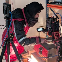 Kunstner Maja Friis foretager optagelser af isen i laboratoriefryseren på Niels Bohr Institutet.