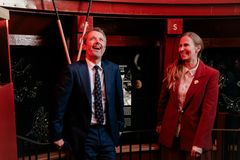 H.M. Kongen og Rundetaarns direktør, Jeanette Bursche, i Folkeobservatoriet