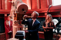 H.M. Kongen med teleskopet i Rundetaarns observatorium