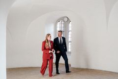 H.M. Kongen og Rundetaarns direktør, Jeanette Bursche, i den ikoniske Sneglegang