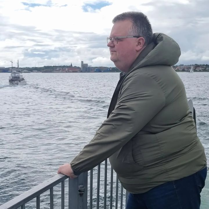 Transportordfører Niclas Aarestrup står ved rælingen på et skib og ser ud over vandet.