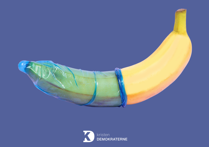 En moden, gul banen, delvist overtrukket med et delvist transparent, blåt kondom